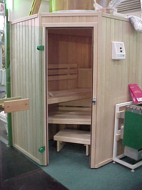 Auenansicht der Koll-Bad-Sauna 2005 / Ofen unter der Bank mit 3 eckigen Schacht. Kolldarium Kombinationsofen zur Kruterinhalation (Sonderausstattung)