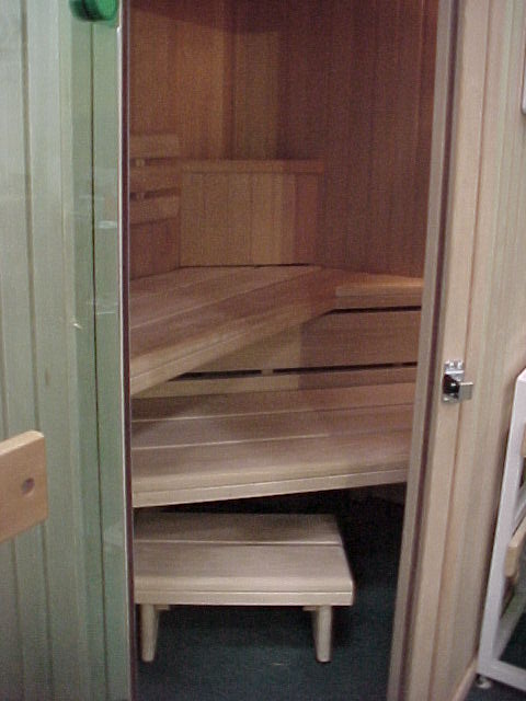 Die mittlere Sauna Liege geht unter der oberen Sauna Liege diagonal her, damit ein Liegen auf kleinsten trotz  kleinem Sauna Auenma gewhrleistet ist. ::: Hersteller Koll Saunabau Delbrck OWL Westfalen NRW :::